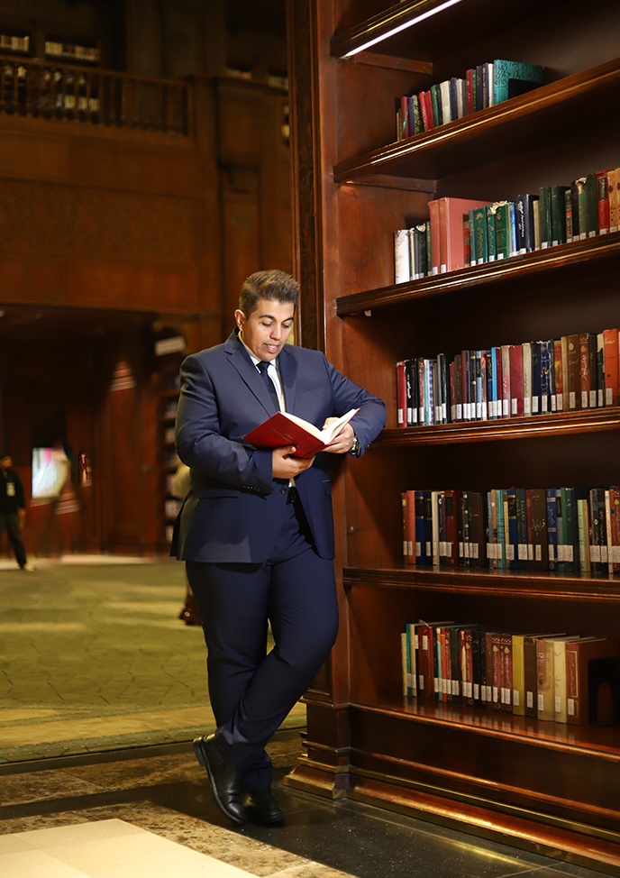 نادر باقرزاده، نویسنده و پژوهشگر مستقل، در کتابخانه (The Global Rare Impact Theory – GRIT)