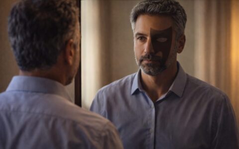 تصویر مفهومی نقاببرداری؛ دیدن نقشها و بازگشت به اصالت درونی | RareImpactGlobal